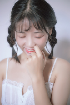 阳光中的裸女