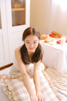 稚嫩的小奶头被咬得又红又肿